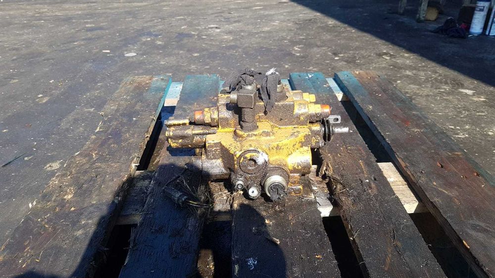 Distribuitor hidraulic fata buldoexcavator Caterpillar 428B ,428C,438