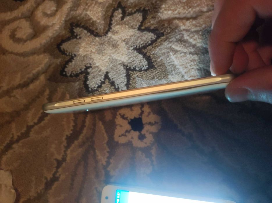 Два телефона Samsung в отлично състояние, подходящи за разговори