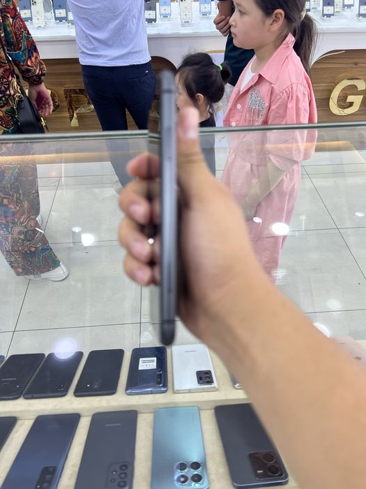 Iphone 11 yengi 1oy boldi karopkadan ochilganiga