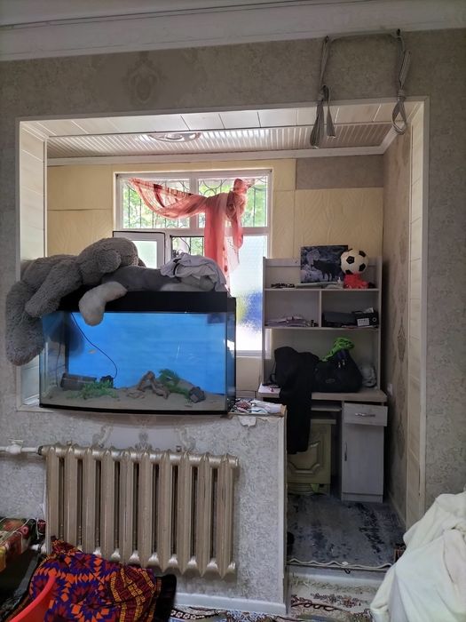 2 xonali uy 1 etaj. Yonida 6 etajli mehmonxona ham bor. 130000$.