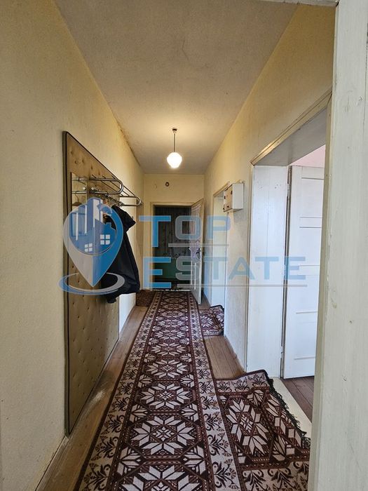 Тухлен етаж от къща с двор в град Елена