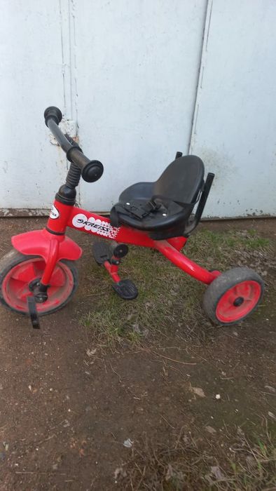 Продам 3- колесный Велосипед Красный Детский 2000 тг.