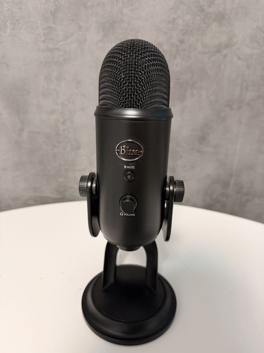 Microfon Blue Yeti + Camera Logitech Brio 4K