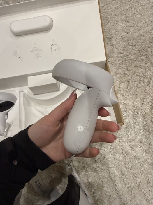 O pereche Meta Quest 2 (128GB/256GB) VR headset