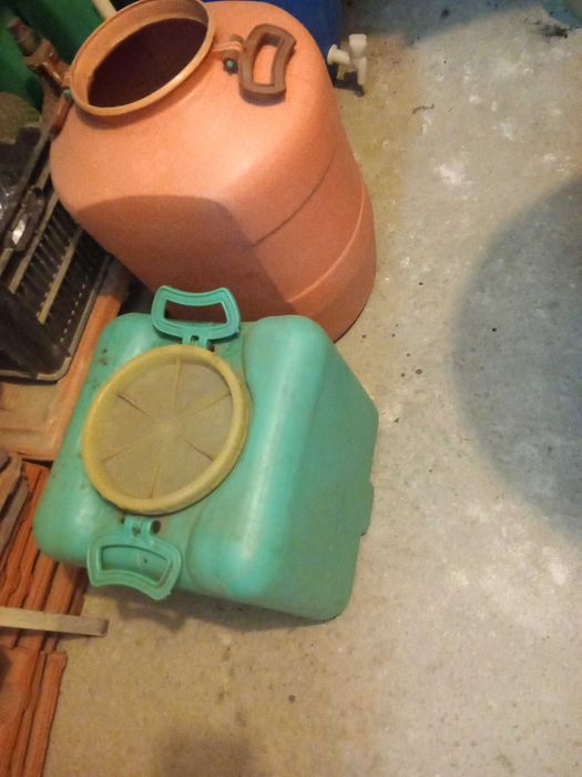 Продавам бидони 30,50 л.