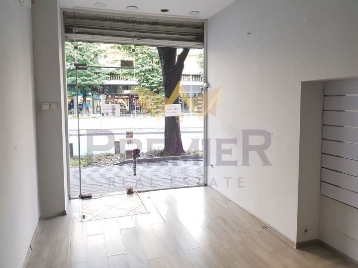Дава се под наем Магазин в Варна, Център - 18 кв.м за 428.4 € - Снимка #1