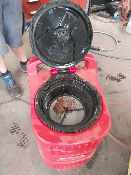 Машина за отпушване -почистване на радиатора на парното