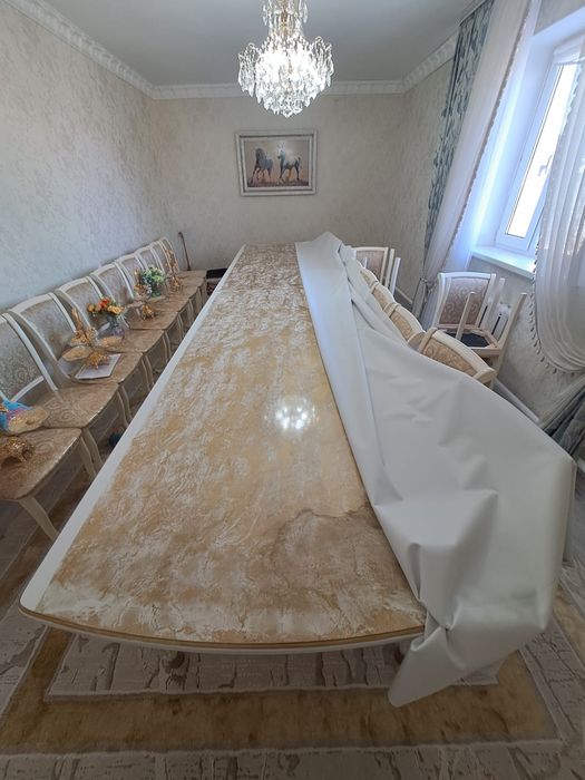 Гостинный большой стол