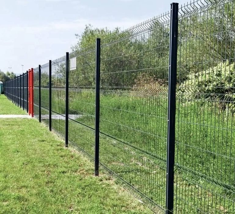 Gard din plasa bordurat sau împrejmuire din plasa împletită