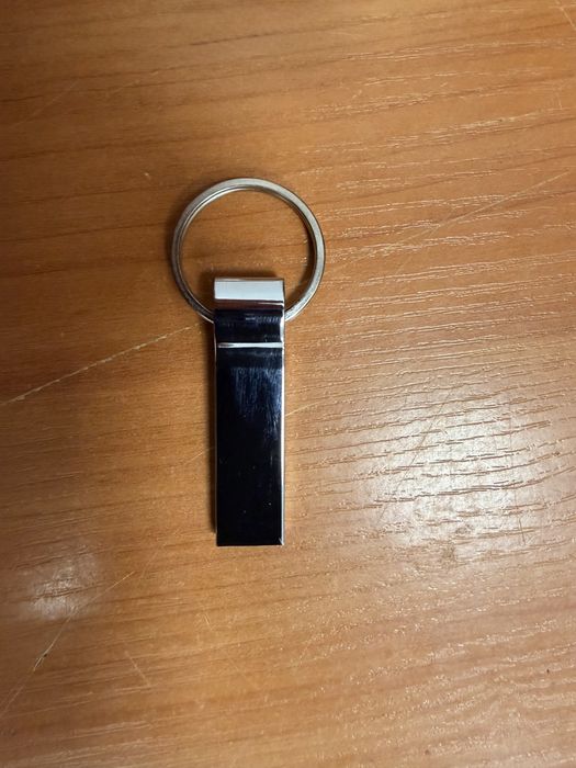 USB Флаш памет 982 GB – Компактна метална флашка с ключодържател