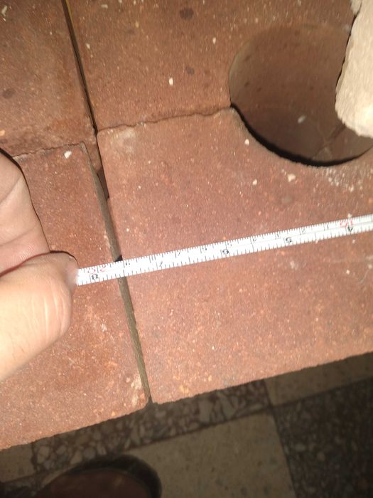 Огнеупорни тухли - червени (стават за коминно тяло) - 3лв.