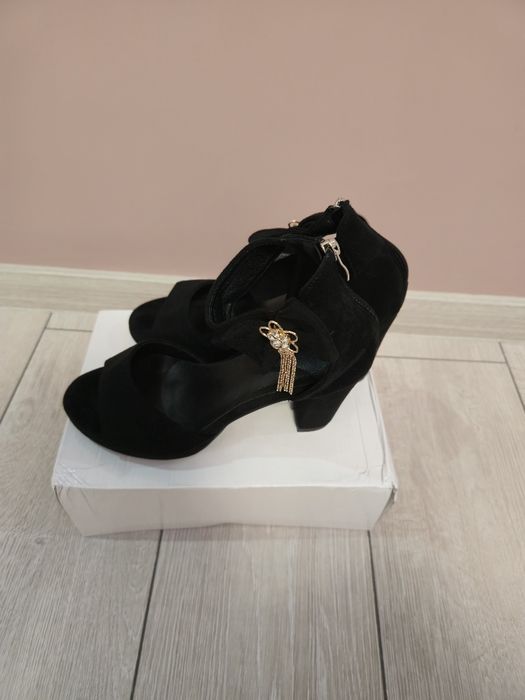 Елегантни дамски високи обувки с катарама ,Велурени