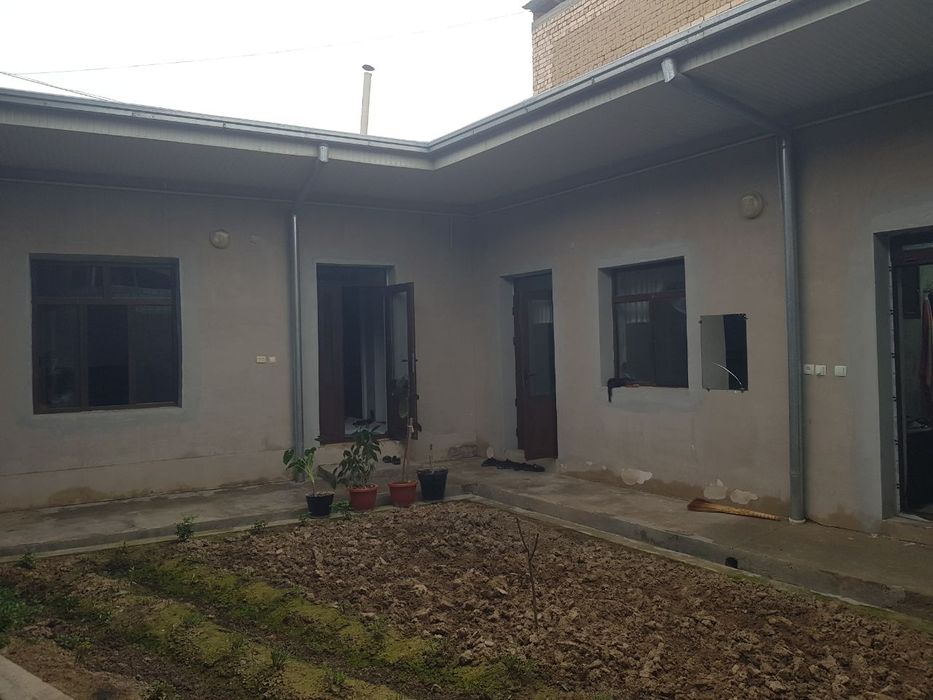 Eski 16 yillik 3.22 soʻtix 4ta xona ayvon padval bor