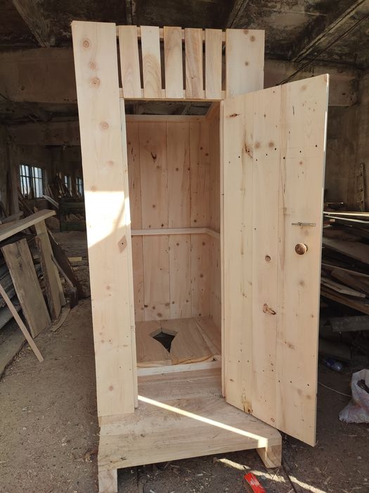 Туалеты деревянные.