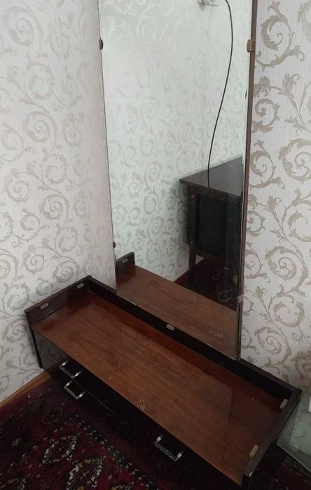 Стеклянна подставка, письменный стол, трюмо