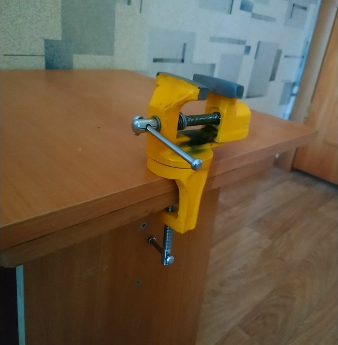Продам Тиски маленькие настольные