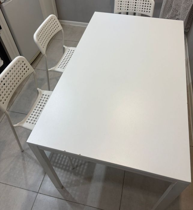 Продам кухонный стол со стульями