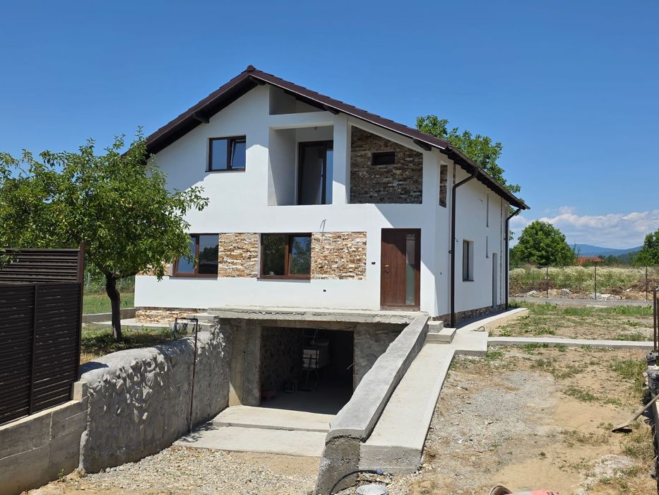 Casă Nouă la cheie zona Manastirii .