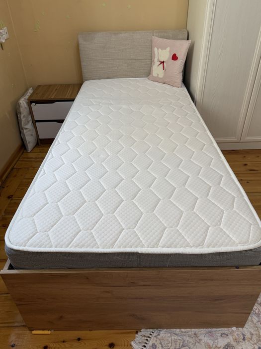 Кровать БУ 90*200 с выкатной полкой, матрас + тумба в подарок