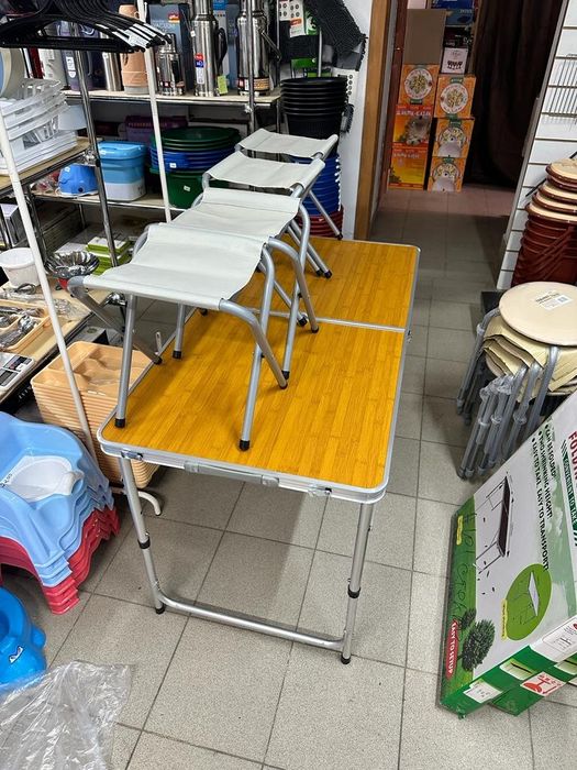 Стол и 4 стульчика