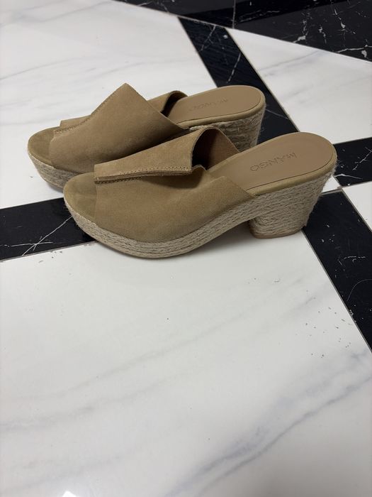 Босоножки Манго на танкетке