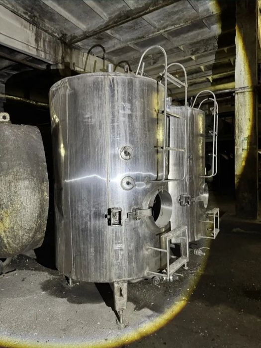 ЁМКОСТЬ из нержавеющий сталли.