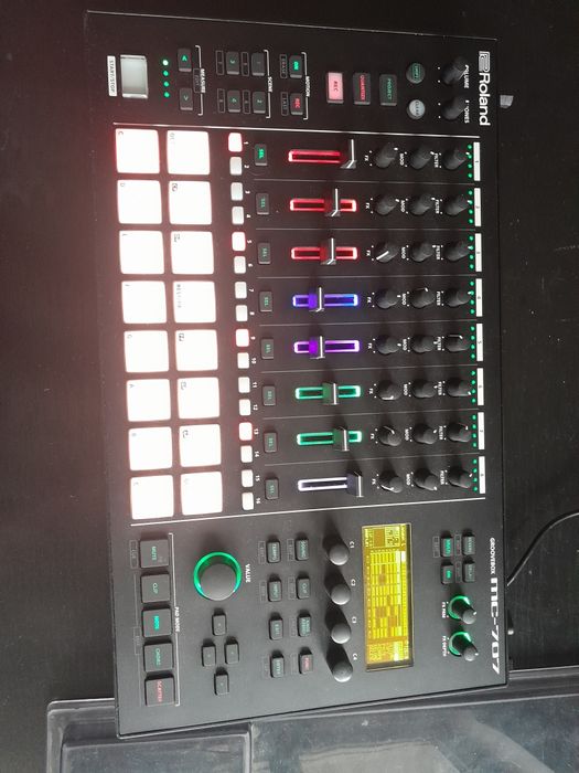Roland MC-707 Groovebox Vân Onesti • OLX.ro