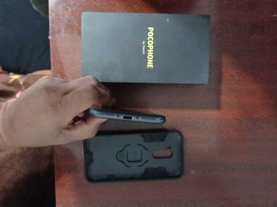 смартфон PocoPhone F1