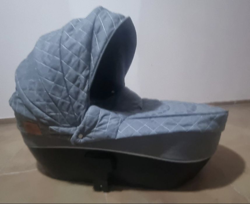 Продам  коляску  Teknum