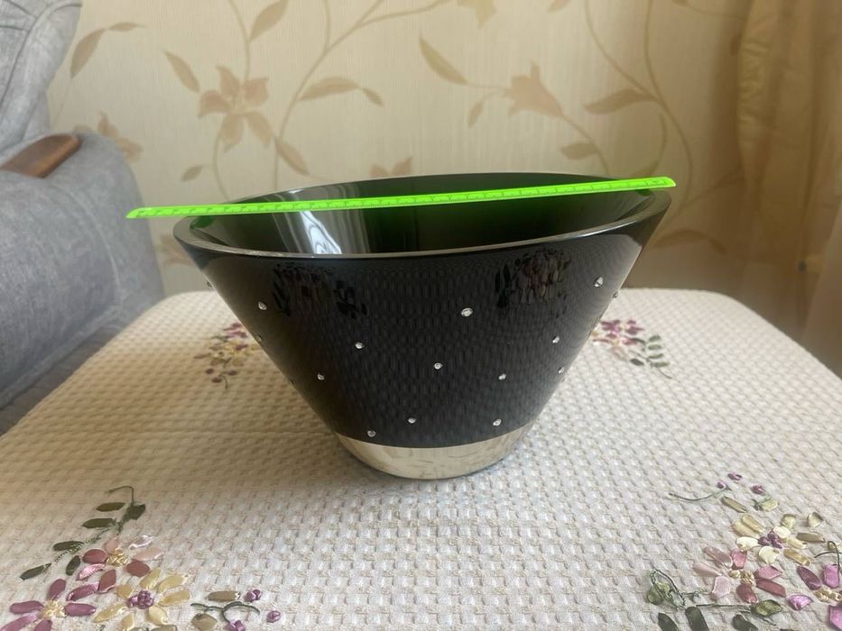 Ваза черная с камнями