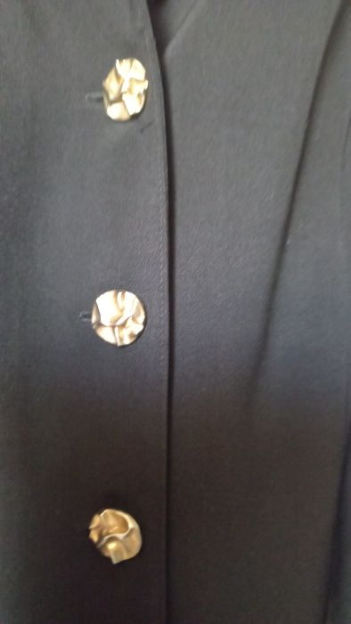 Костюм женский в отличном состоянии с красивыми пуговицами