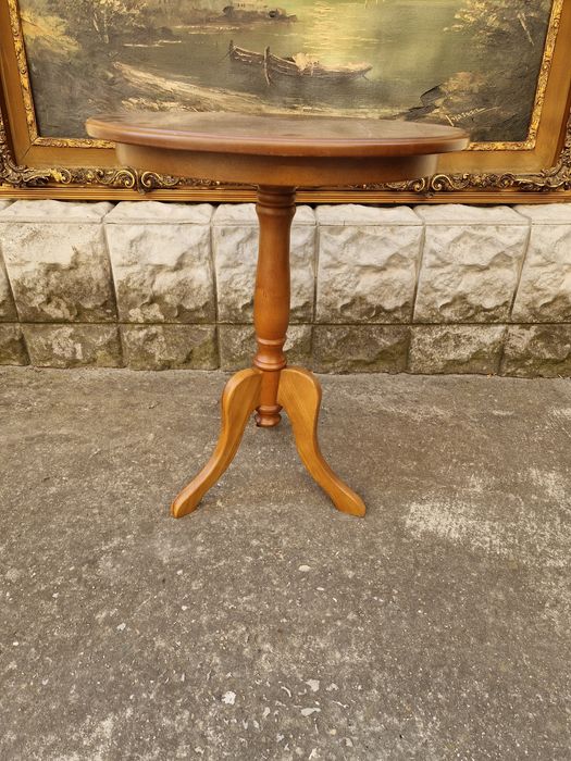 Чудесна антикварна немска масичка масив