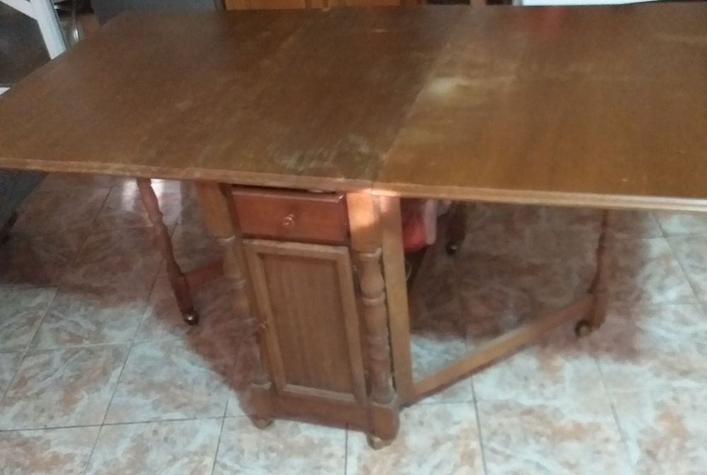 Masă extensibilă de 8-12 persoane