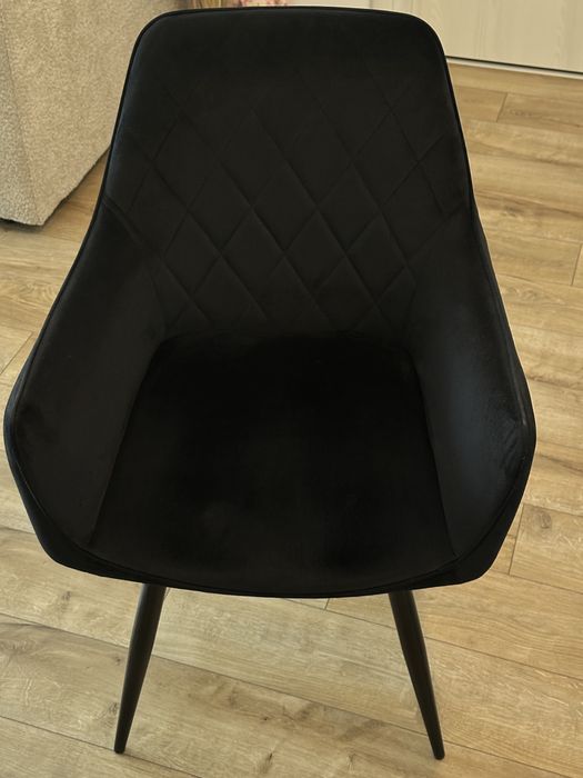 Scaun negru din catifea