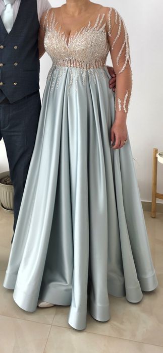 Rochie de seară,  elegantă, cu broderie manuală, foarte flexibilă.