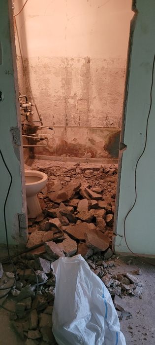 Debarasări moloz,demolări curățenie  curți apartamente
