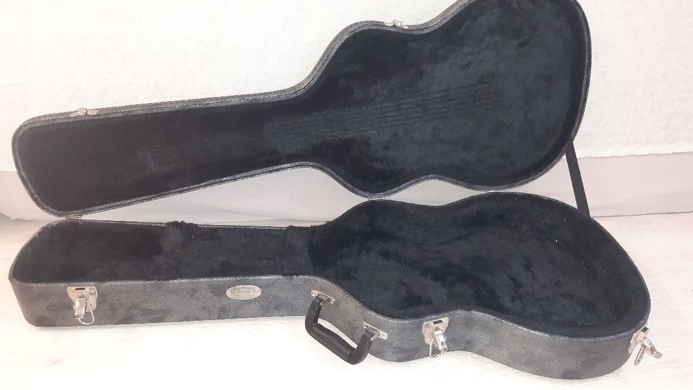Жесткий чехол фирмы Martin для электроакустической гитары
