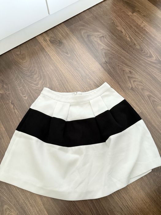 Fusta alb cu negru de la  vero moda