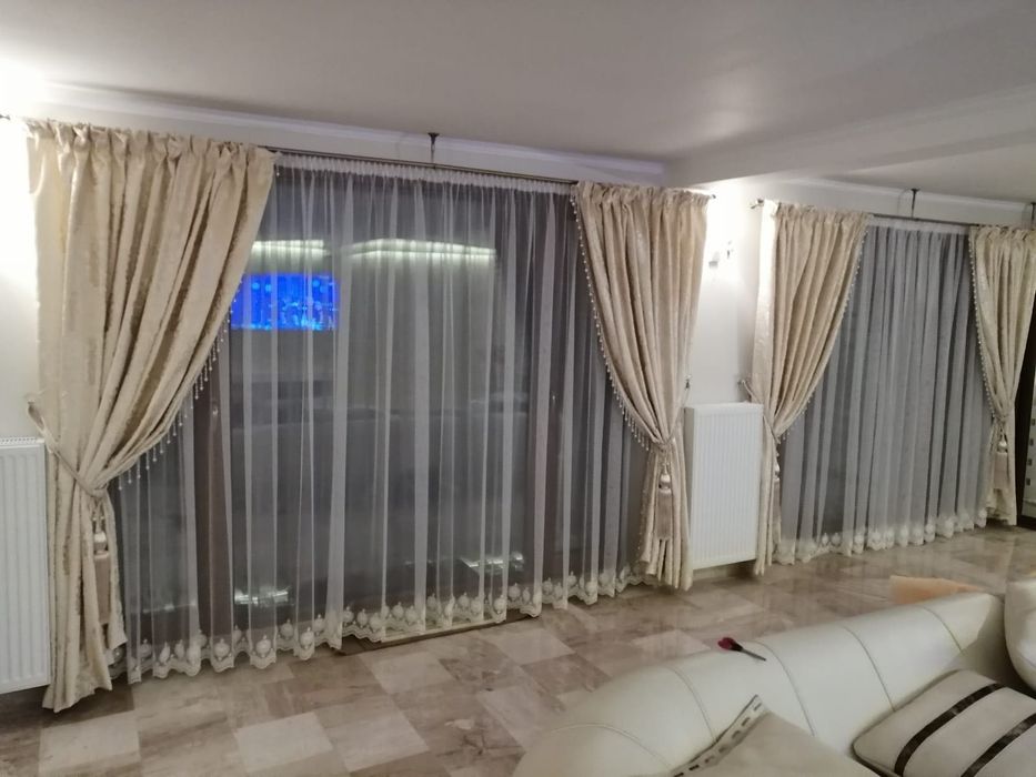 Draperii luxoase cu ciucuri decorativi – stare impecabilă