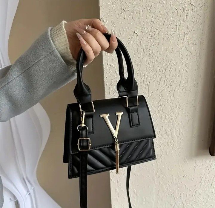 Geanta mini dama,model VLTN,logo metalic auriu,saculet, etichetă