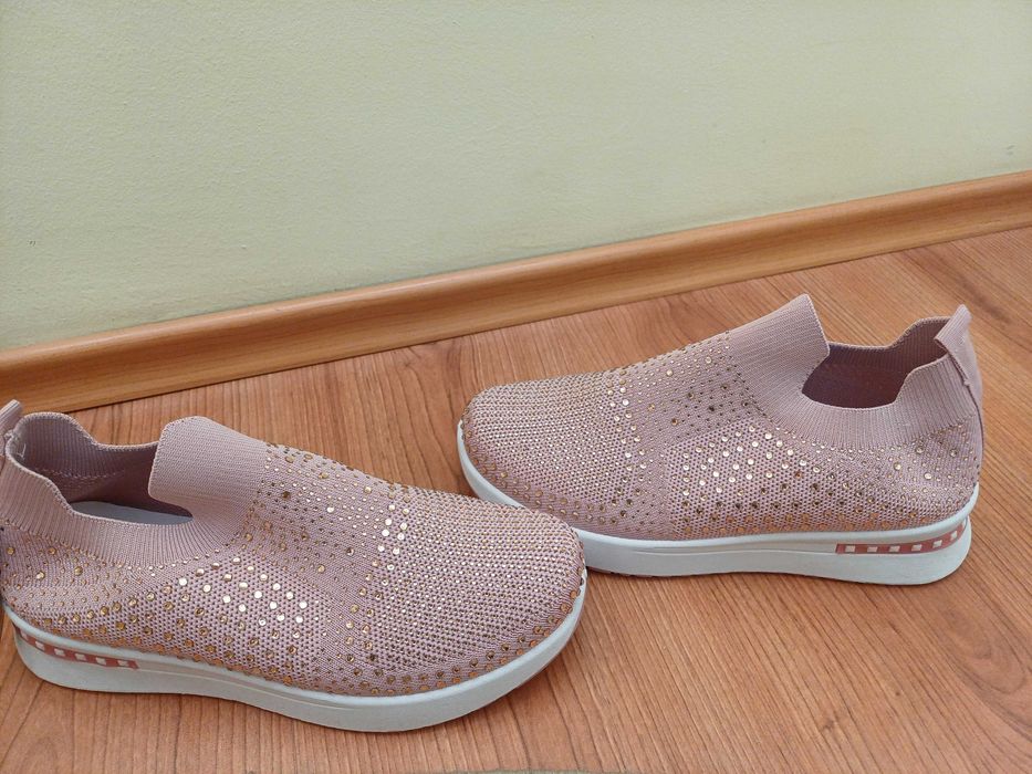 Продавам нови обувка. Размер 38.