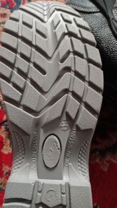 Спец обувь продам