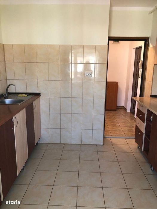 Proprietar închiriez Apartament 3 camere 2 băi.