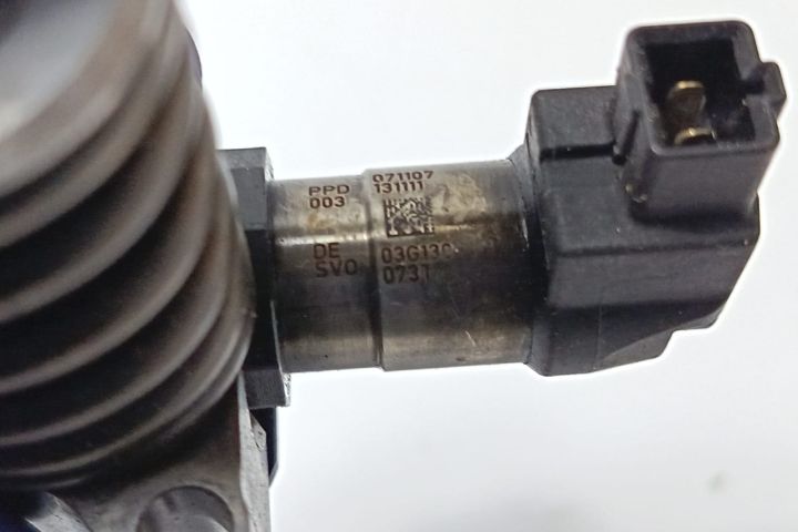 Injector 2.0 tdi 03G130073T Volkswagen VW Golf a 5-a generatie