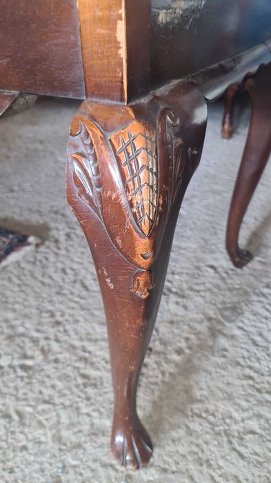 старинна  дървена маса с дърворезба в стил луи