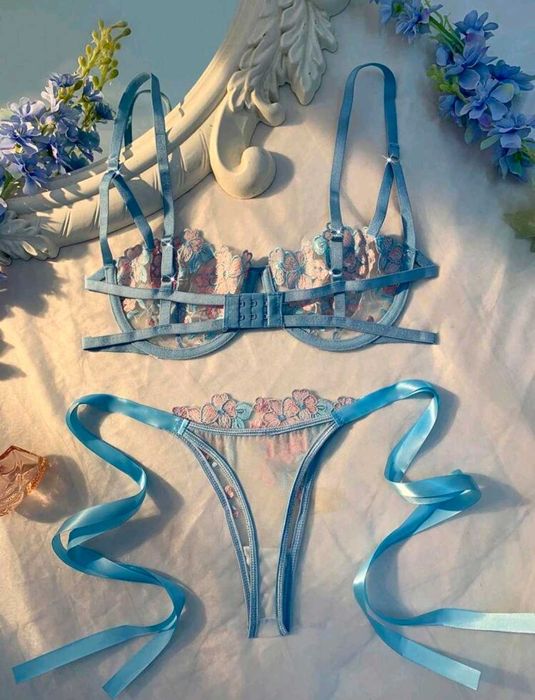 Дамски небесносин бродиран комплект бельо с връзки