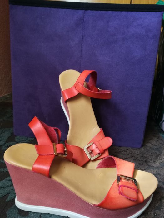 Запазени сандали на платформа