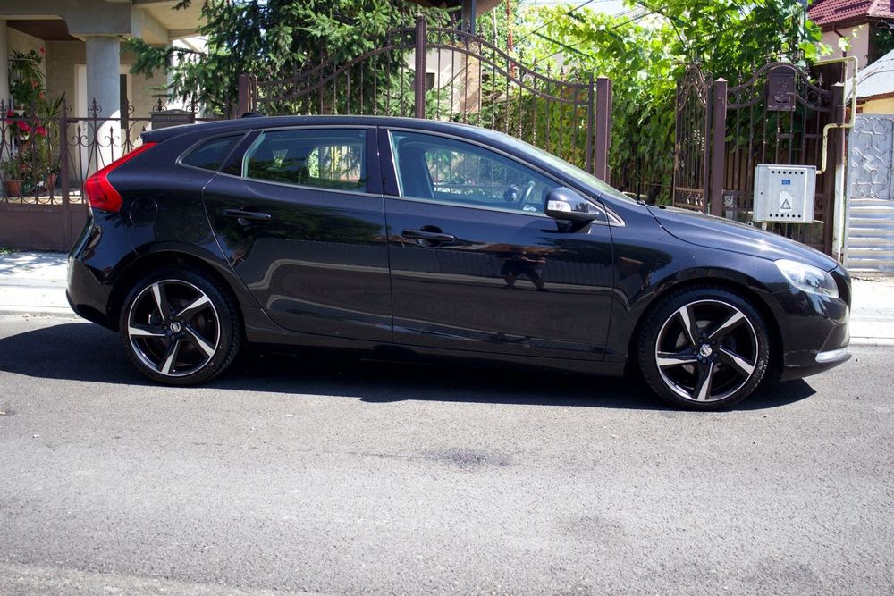 Vând autoturism Volvo V40