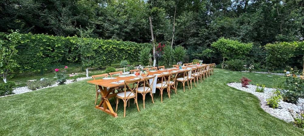 Mobilier rustic pentru evenimente – scaune lemn, mese, veselă premium