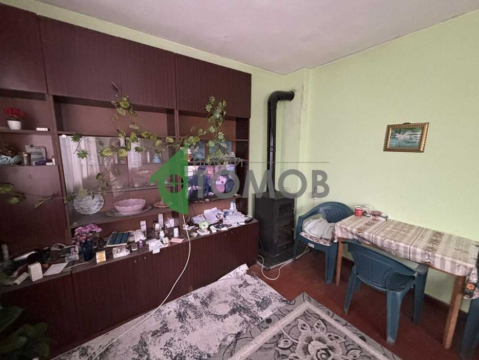 Монолитна къща с двор и гараж в град Чирпан